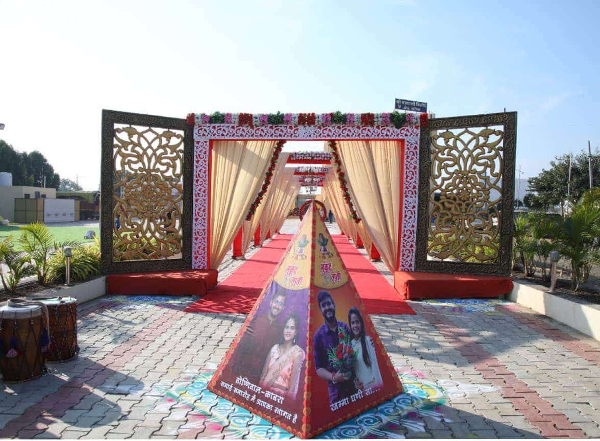 सजावट युक्त भव्य प्रवेशद्वार